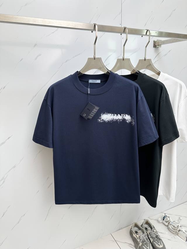Prada 顶级品质 2025款新品短袖！精选顶级原版面料，手感柔软。顶级进口私货，时尚设计潮流短袖，不失奢华 品质毋庸置疑 上身效果超赞，奢华官网同款！尺码：