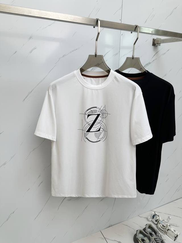 杰尼亚 顶级品质 2025款新品短袖！精选顶级原版面料，手感柔软。顶级进口私货，时尚设计潮流短袖，不失奢华 品质毋庸置疑 上身效果超赞，奢华官网同款！尺码：48
