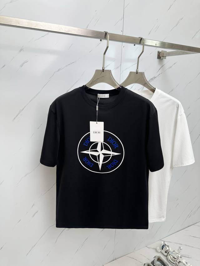 Dior 顶级品质 2025款新品短袖！精选顶级原版面料，手感柔软。顶级进口私货，时尚设计潮流短袖，不失奢华 品质毋庸置疑 上身效果超赞，奢华官网同款！尺码：M