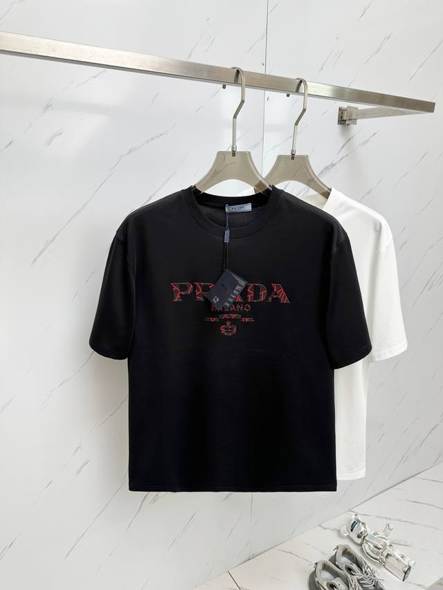Prada 顶级品质 2025款新品短袖！精选顶级原版面料，手感柔软。顶级进口私货，时尚设计潮流短袖，不失奢华 品质毋庸置疑 上身效果超赞，奢华官网同款！尺码：