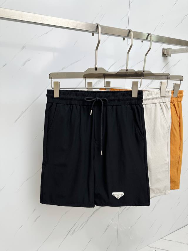 Prada 春夏新款休闲短裤！官网同步发售。定制品牌经典Logo，定制面料，舒适度极好，手触感强烈。辨识度极高，完美品相工艺。 尺码：M-2Xl