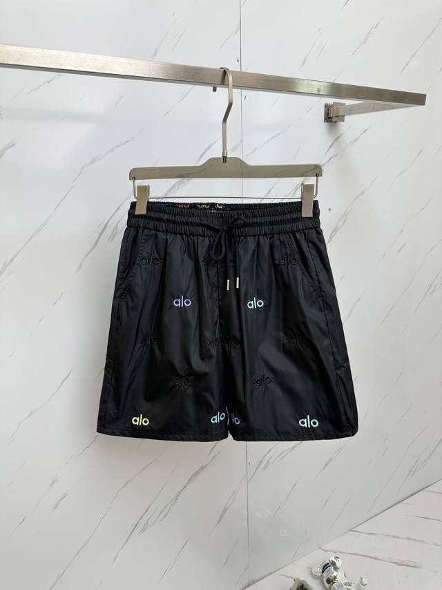 Dior 春夏新款休闲短裤！官网同步发售。定制品牌经典Logo，定制面料，舒适度极好，手触感强烈。辨识度极高，完美品相工艺。 尺码：M-3Xl