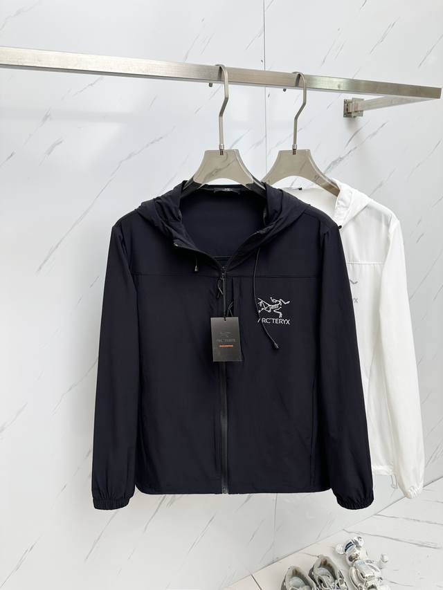 鸟 家经典款专柜休闲时尚薄防嗮服夹克外套连帽防晒，选用质感丝滑的优质高科技防晒面料，质感柔软，透气性佳，充分展现时尚风范。款式大气简洁，穿着轻便舒适，极具都市奢