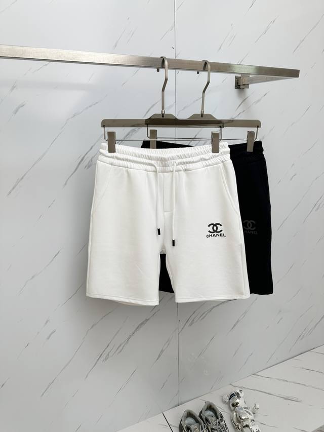 Chanel 春夏新款休闲短裤！官网同步发售。定制品牌经典Logo，定制面料，舒适度极好，手触感强烈。辨识度极高，完美品相工艺。 尺码：M-3Xl