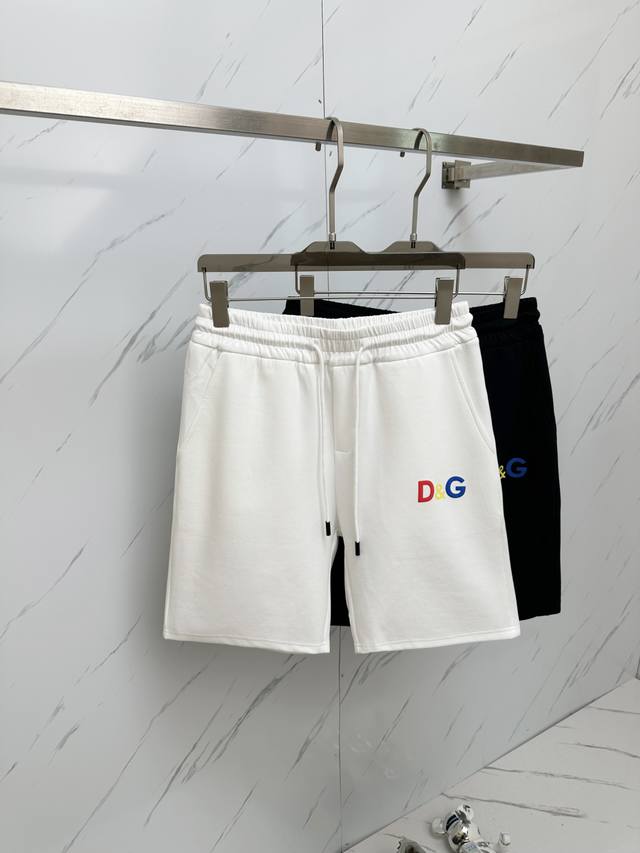 Dg 春夏新款休闲短裤！官网同步发售。定制品牌经典Logo，定制面料，舒适度极好，手触感强烈。辨识度极高，完美品相工艺。 尺码：M-3Xl