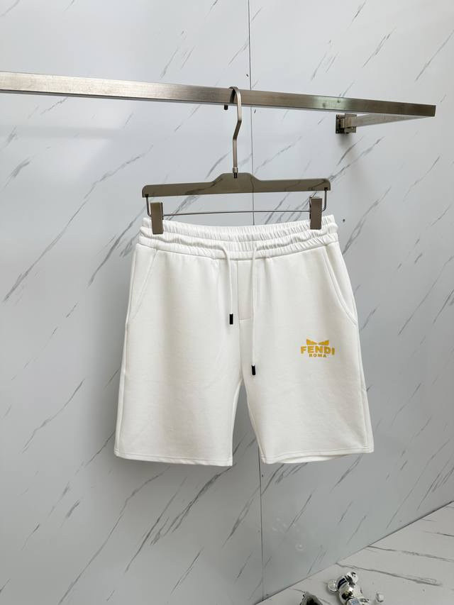 Fd 春夏新款休闲短裤！官网同步发售。定制品牌经典Logo，定制面料，舒适度极好，手触感强烈。辨识度极高，完美品相工艺。 尺码：M-3Xl