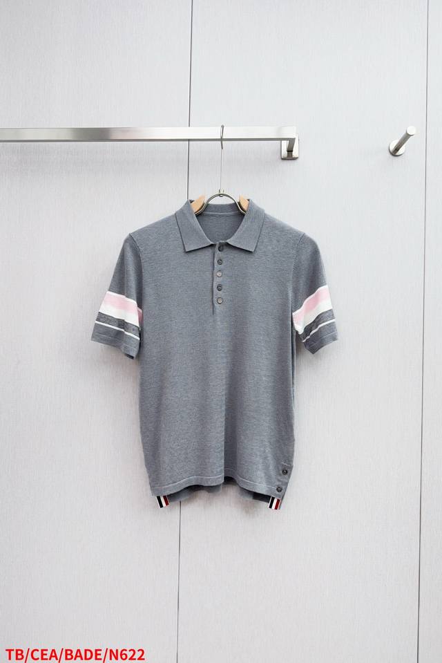 N622 Tb Thom Browne Tb 侧袖四条杠针织衫 客订面料，面料采用特定针织面料，质感非常细腻，领子比较麻烦是定织的扁机领，16针横机织的领子，颜