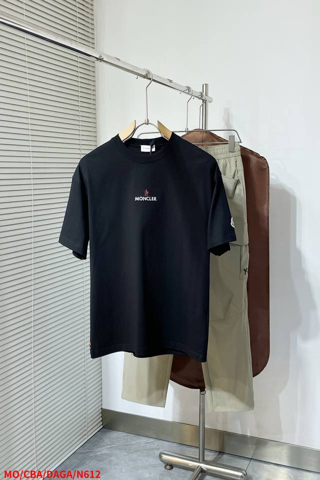 N612 Momoncler 2025Ss春夏最新款圆领时尚短袖T恤，官网同步，纯棉面料！贴肤舒适，耐看又好穿，经典简约Logo设计，原厂工艺一丝不苟，型男必备