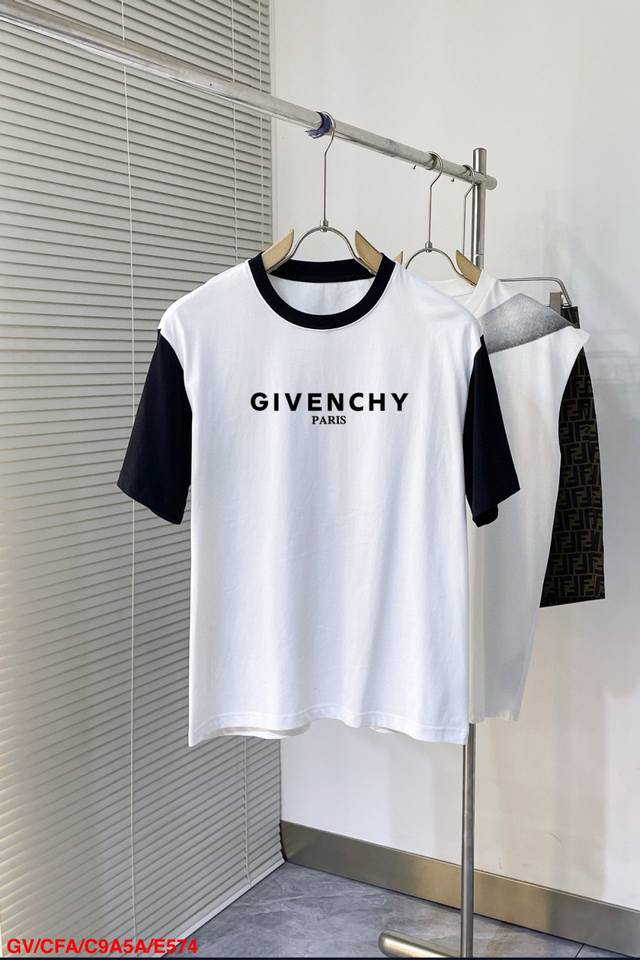 E574 Gv纪梵希 拼接新款字母印花双层重工短袖T桖 字母图案不管是T桖还是卫衣都是每年的爆款单品 前幅大面积印花采用大康丽数码印花机直喷 成本极高 经过多次