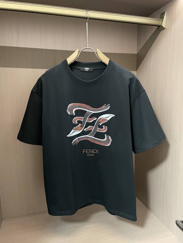Fd 2025春夏新品，优选特定原版开发双股精棉平纹面料，上身挺阔舒适度佳，外穿内搭随意搭配，男女同款夏日必备 尺码M-Xxl