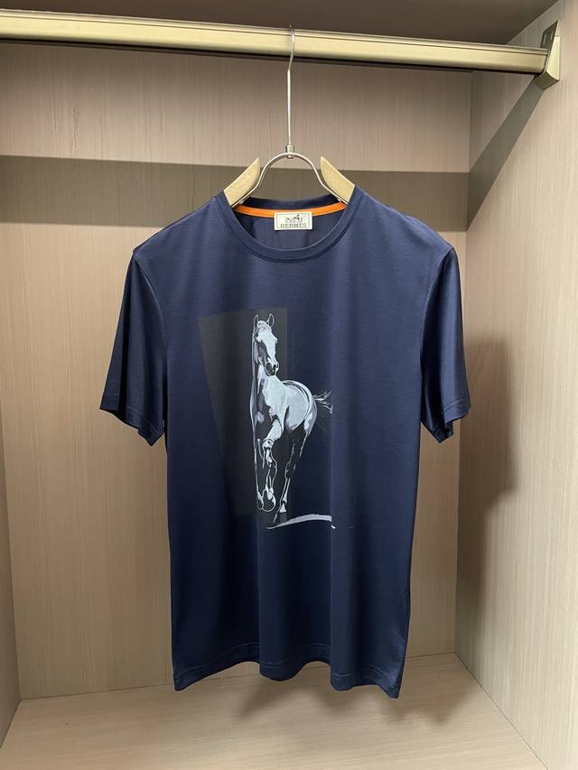 爱仕 2025新品 经典圆领设计，简约大方，贴合颈部线条，穿着舒适自在，适配各种休闲场合。 T恤正面的图案是一匹骏马，以简洁而生动的线条勾勒出骏马奔腾的姿态，栩
