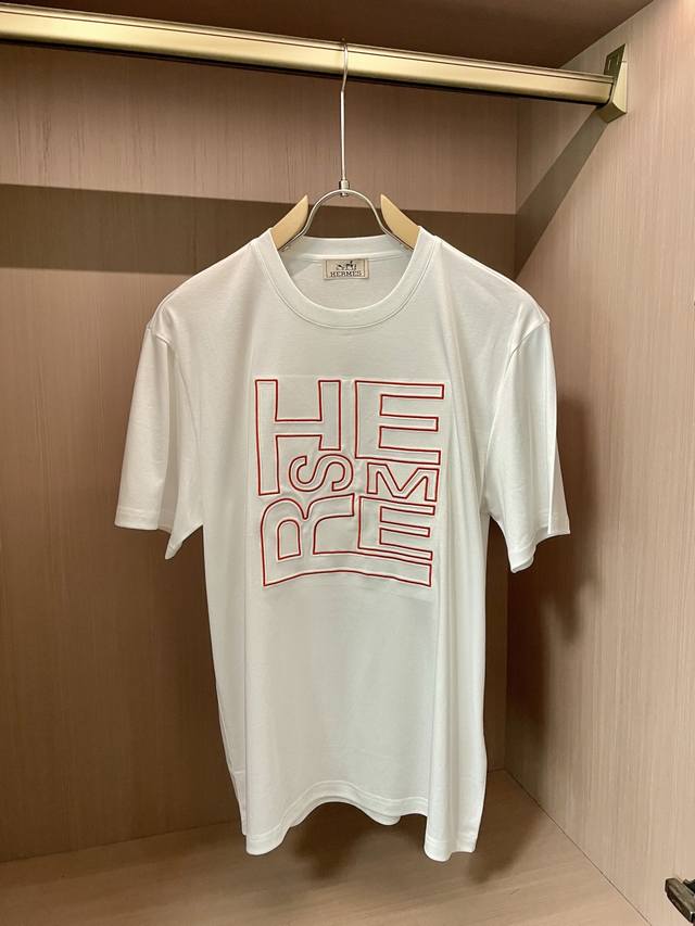 爱仕 2025春夏新品 经典圆领设计，贴合颈部线条，展现出利落大方的气质，无论是单穿还是作为内搭，都能轻松适配各种风格。 T恤正面的红色品牌字母图案，是视觉焦点