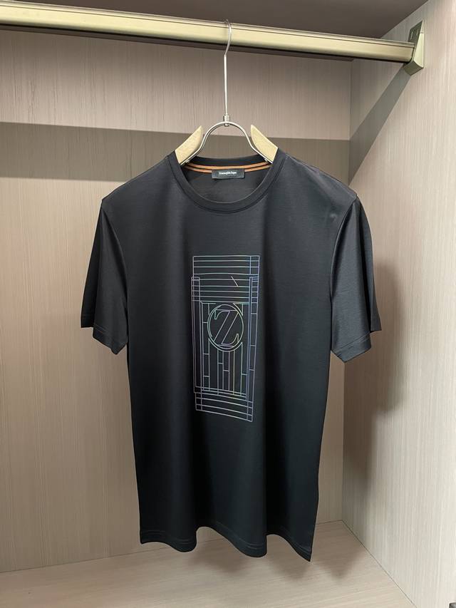 杰尼亚 2025春夏新品 以低调沉稳的色调，奠定了时尚的基调。衣身经典百搭，彰显着永恒的时尚态度，无论是日常出街还是正式场合的休闲搭配，都能轻松驾驭。 正面的图