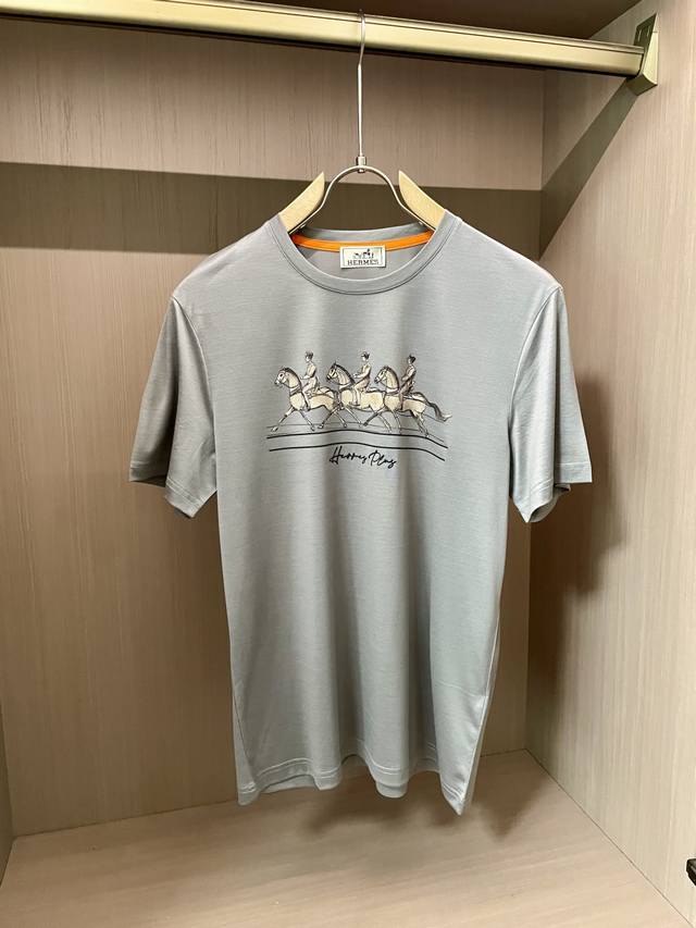爱*仕 2025春夏最新骏马印花男士圆领T恤衫，胸前代表性的骏马图案，采用进口机数码印花，全棉数码直喷技术，真正做到高保真清晰度，在视觉上呈现出鲜明的层次艺术效