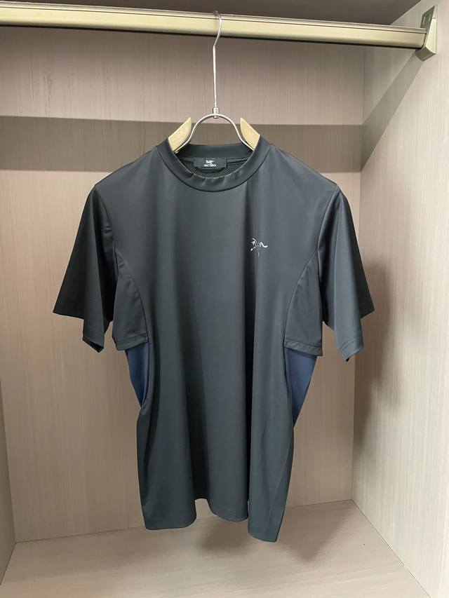 始祖鸟 春夏专柜同步上新 简约外观藏巧思。拼接剪裁打破单调，胸前小标彰显身份，后背独特设计添层次感。无论户外徒步，还是日常通勤，舒适与格调兼得，用极简线条勾勒机