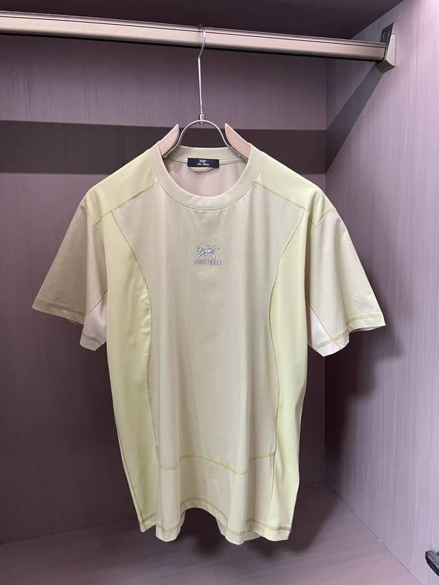 始祖鸟拼接短袖，撞色利落又高级。机能风剪裁适配户外与日常，胸前小标低调彰显品质，轻松拿捏实用与时髦的平衡，不管是徒步撒野，还是Citywalk，都能自在穿梭 。