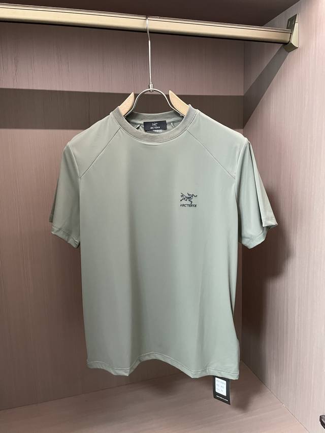 始祖鸟 短袖T恤，采用速干面料，舒适透气且利于排汗。版型简约，黑色品牌标志性Logo，低调彰显特色，增添精致感。尺码M-Xxxl