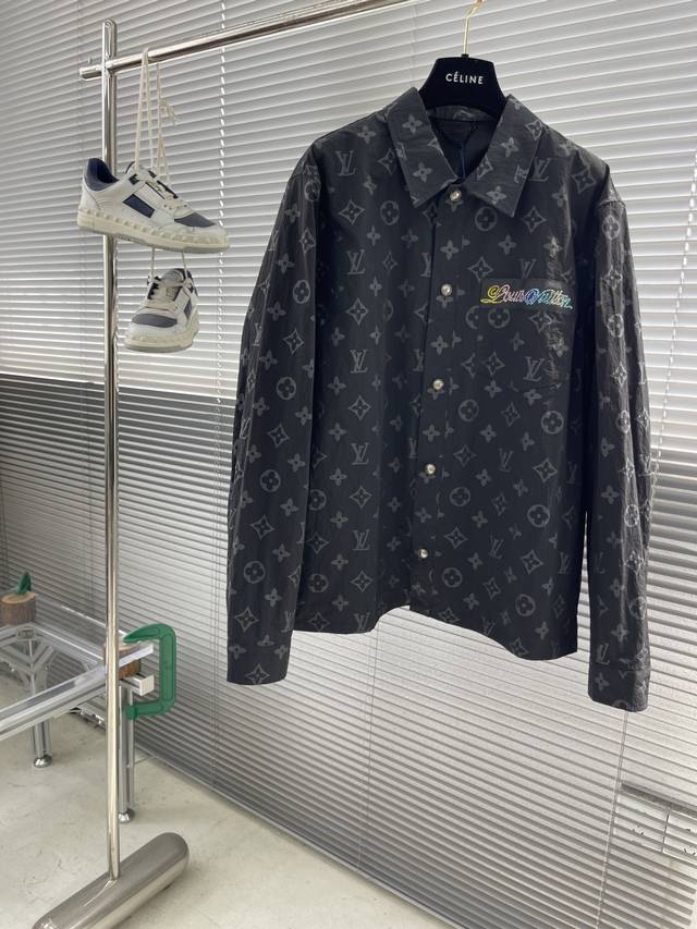 驴牌 满印提花闪钻彩色字母长袖衬衫 定制铂棉雅绸 柔滑细腻 舒适贴肤 一抹黑色 尽显非凡品味 胸前口袋烫钻以精致的Staples Edition标签为点缀 背部