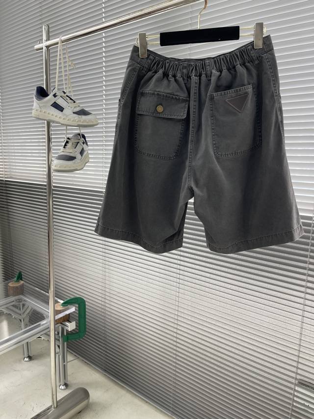 Prad 工厂P代工 出口 业内顶级。北美订单，里里外外都是精工出品...休闲短裤。 复合切片设计的裁剪...难度很大，内里网眼处理。品级超高。 尺码：M-3X