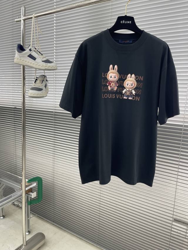 驴牌 Labubu 卡通印花短袖T恤 采用280克新疆棉冰感索罗娜面料，通过索罗娜科技处理 在夏季穿着时能带来冰凉的触感，成衣普洗 喜欢高版本的可以首选 成衣立