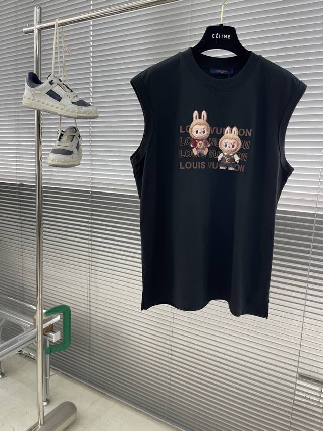 驴牌 Labubu 卡通印花背心T恤 采用280克新疆棉冰感索罗娜面料，通过索罗娜科技处理 在夏季穿着时能带来冰凉的触感，成衣普洗 喜欢高版本的可以首选 成衣立