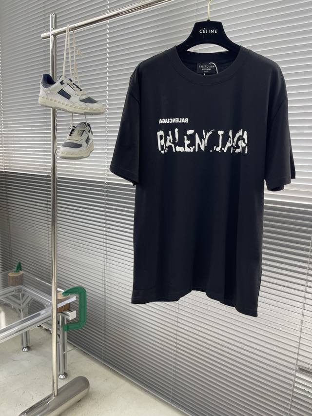 Balenciag 反字母涂鸦短袖T恤 经过对印刷网版进行技术处理 加了牢固度同时从而使有图案的地方浆料能够透过到织物上 渗透性强且面料纹路清晰可见 后幅图案中