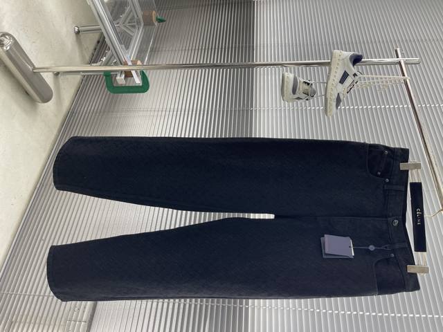 驴牌 棋盘格格子植绒牛仔裤 采用斜纹棉丹宁面料，多重酵素水洗工艺处理，打造柔和自然的褪色效果，后部呈现正绒面革标签，以细腻笔触玩味当季深邃设计，全幅植绒图案和标