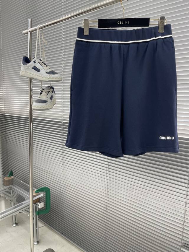 Miumiu 刺绣珠地布短裤 选用100%棉纤维编织而成的珠地布。棉纤维赋予面料吸湿透气，亲肤等特点。珠地结构表面呈现凹凸疏孔，形似蜂巢，促进空气循环，散热效率