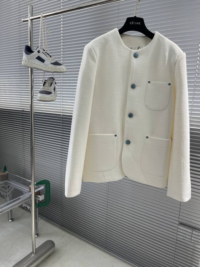 驴牌 绿松石外套 羊毛棉粘胶纤维混纺材料，定染对色奶白色，面料通过高温定型复合200D，使达到原版的立体效果，对位贴袋设计，门槛采用新款天然绿松石扣做开合，珍珠