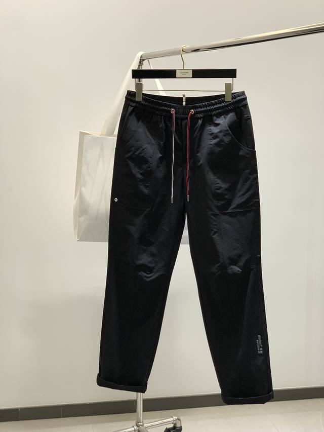 Moncler 蒙口，2025春季最新品，专柜同步有售，原单狠货，时尚休闲裤，采用进口原版面料，顶级刺绣工艺字母图案Logo，原版五金辅料装饰，简单而不失时尚，