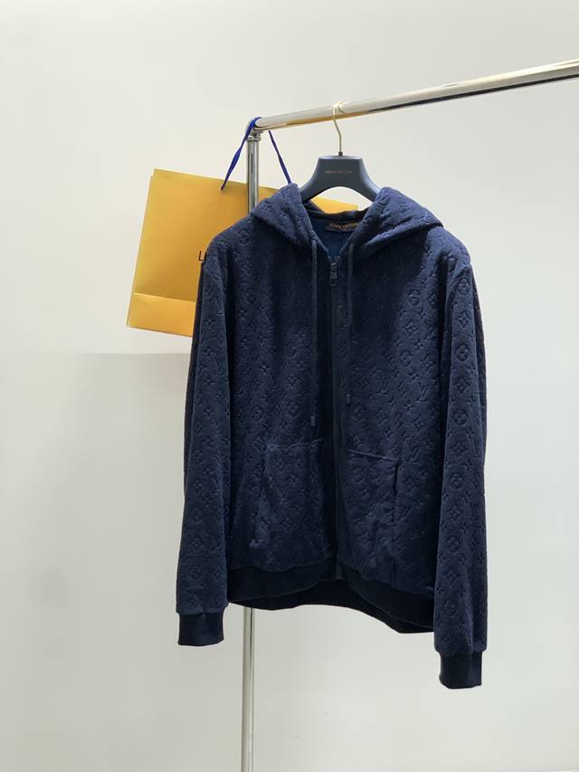 Louisvuitton 路易威登，2025春季最新款，专柜同步有售，原单狠货，时尚休闲连帽外套，上身很有特点！吸睛而有亮点，进口原版面料，精致植绒工艺字母图案