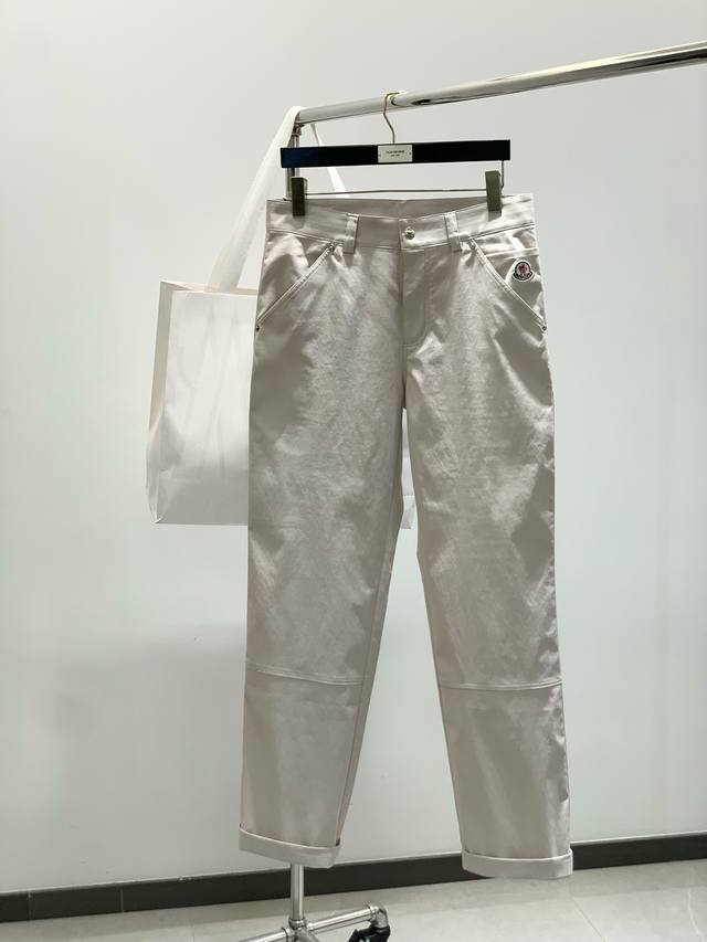 Moncler 蒙口，2025春季最新品，专柜同步有售，原单狠货，时尚休闲裤，采用进口原版面料，顶级刺绣工艺字母图案Logo，原版五金辅料装饰，简单而不失时尚，
