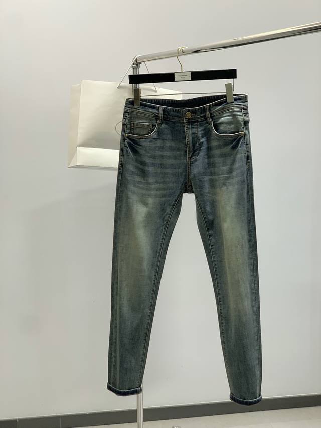 Prada 普拉达，2025春季最新品，专柜同步有售，原单狠货，水洗休闲牛仔裤，进口原版水洗弹力面料，舒适有弹性，顶级印花工艺字母图案装饰Logo，原版五金辅料