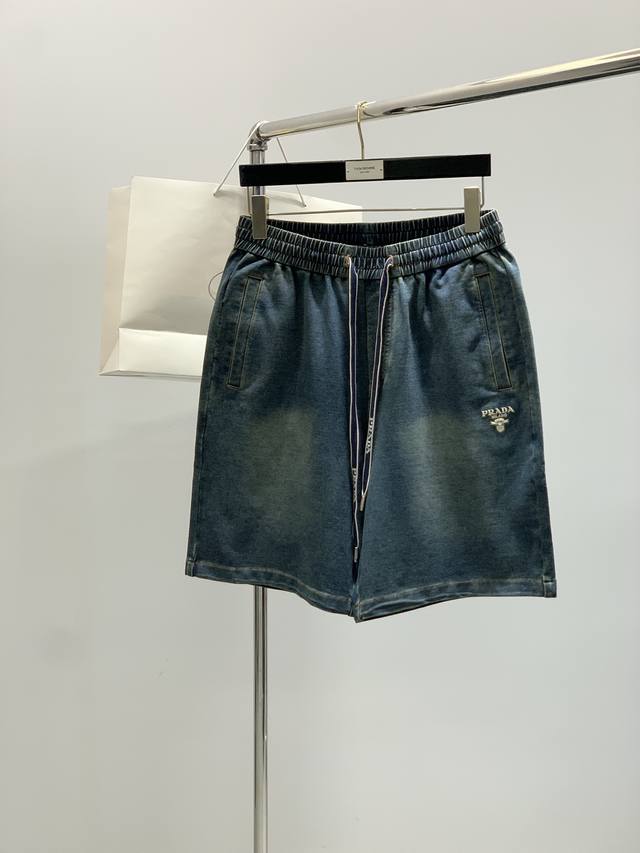 Prada 普拉达，2025夏季最新品，专柜同步有售，时尚休闲短裤，进口原版面料，做工极为复杂，唯一可以做代购级别的渠道狠货，顶级刺绣工艺字母图案Logo，原版