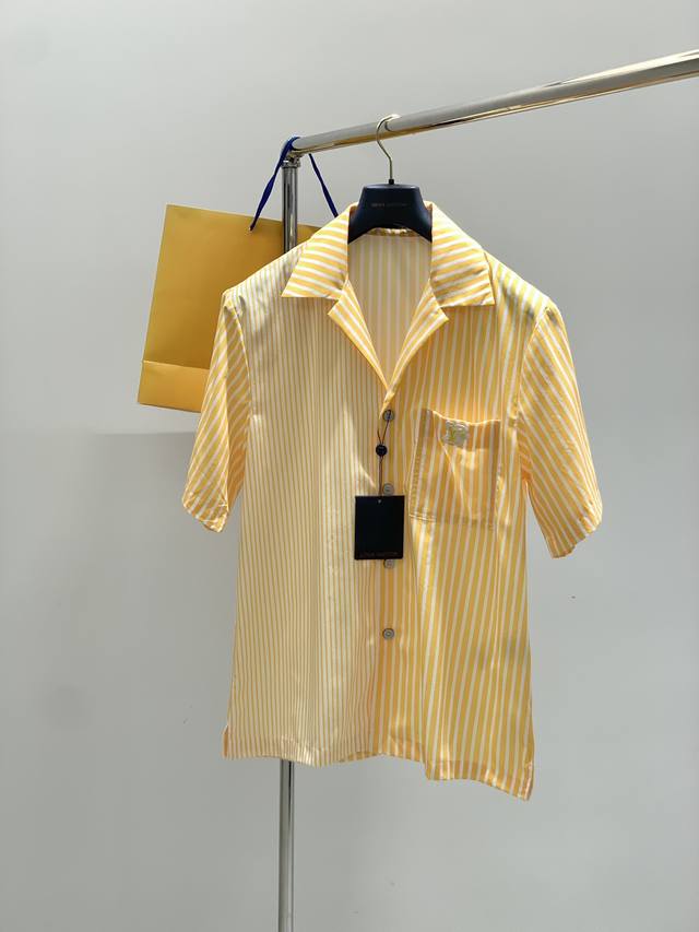 Louisvuitton 路易威登，2025夏季最新款，专柜同步有售，原单狠货，时尚休闲短袖衬衫，上身很有特点！吸睛而有亮点，进口原版面料，顶级印胶工艺字母图案