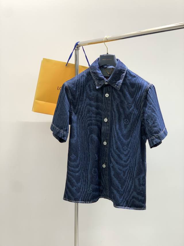 Louisvuitton 路易威登，2025春夏最新款，专柜同步有售，原单狠货，时尚休闲牛仔短袖，上身很有特点！吸睛而有亮点，进口原版面料，顶级印花工艺字母图案