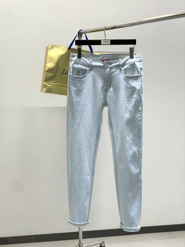 意大利神狮，时尚品牌，2025春季新品，时尚休闲水洗牛仔裤，专柜同步有售，原单狠货，采用进口原版面料，独特设计，配色高雅高级，内里细节可圈可点，顶级刺绣工艺字母