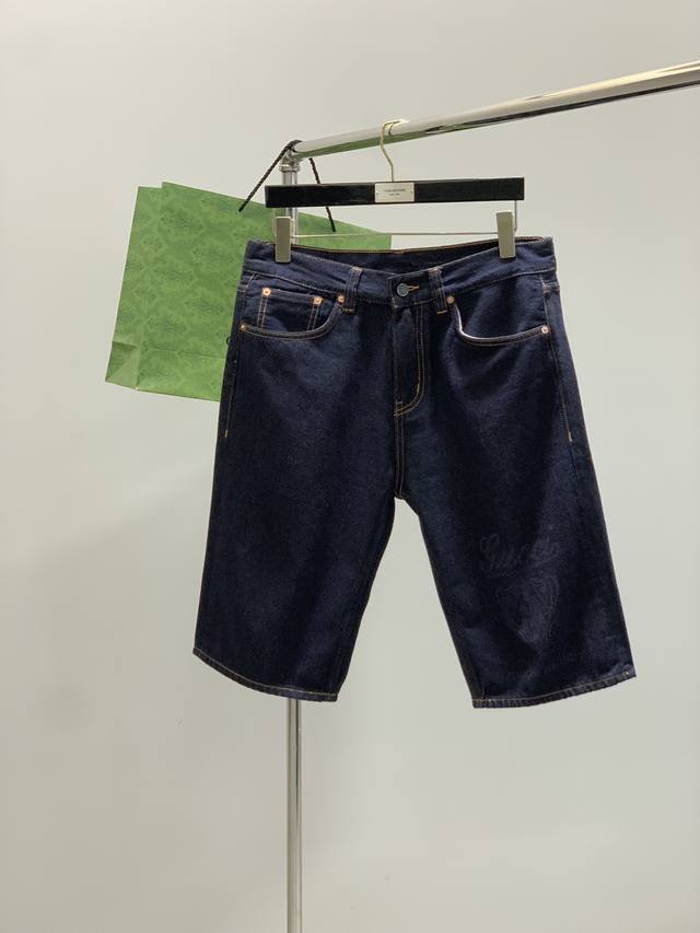 Gucci 古驰，2025夏季最新品，专柜同步有售，原单狠货，水洗休闲牛仔短裤，进口原版水洗弹力面料，舒适有弹性，独特设计风格，顶级印花工艺字母图案Logo，原