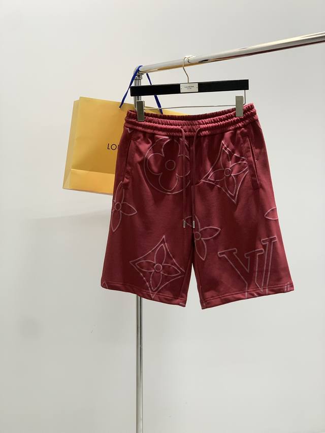 Louisvuitton 路易威登，2025夏季最新款，专柜同步有售，原单狠货，时尚休闲短裤，上身很有特点！吸睛而有亮点，进口原版面料，顶级印花工艺字母图案装饰
