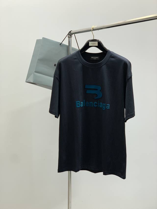 Balenciaga 巴黎世家，2025夏季最新款，专柜同步有售，原单狠货，爆款时尚休闲圆领短袖T恤，进口原版面料，独特设计，顶级印花工艺字母图案装饰Logo，
