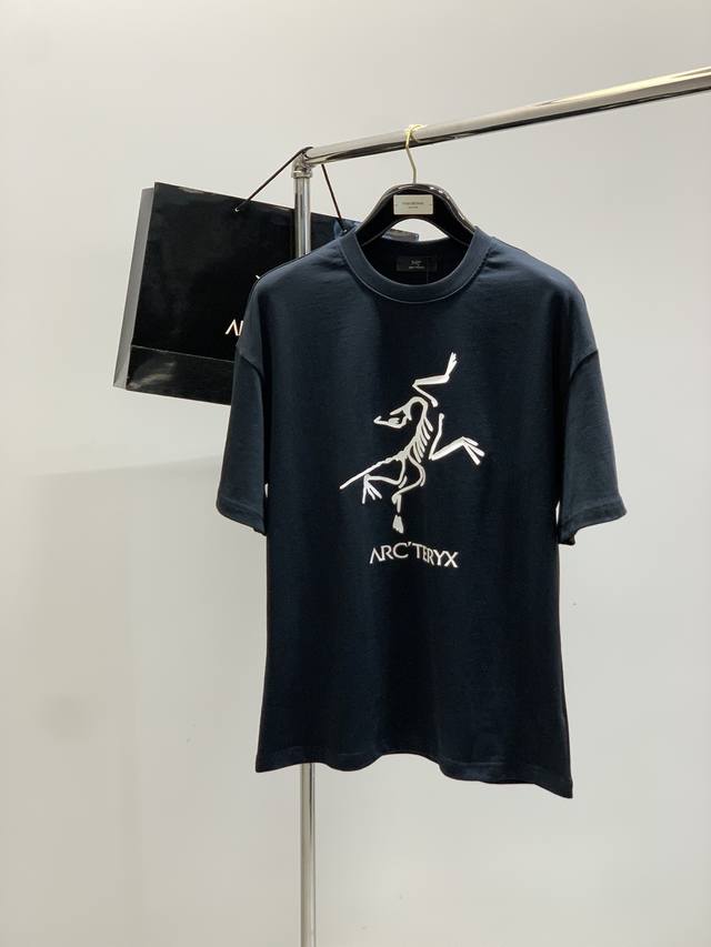 Arcteryx 始祖鸟，2025夏季Aw新品，时尚休闲圆领短袖T恤，专柜同步有售，原单狠货，进口原版面料，工艺极度复杂，视觉相当雅致时髦，高贵而优雅，从主体面