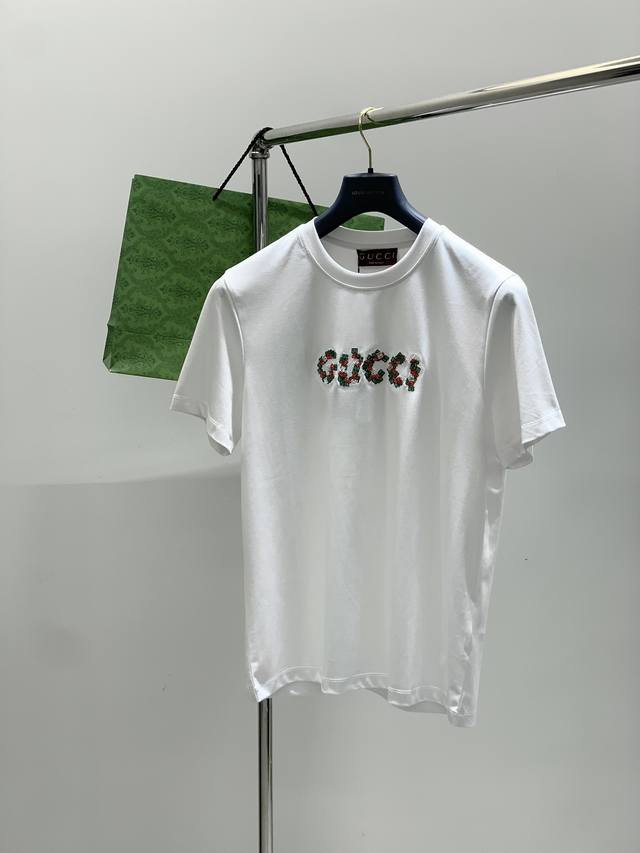 Gucci 古驰，2025夏季最新款，专柜同步有售，原单狠货，时尚休闲圆领短袖T恤，上身很有特点！吸睛而有亮点，进口原版面料，顶级刺绣工艺字母图案装饰Logo，