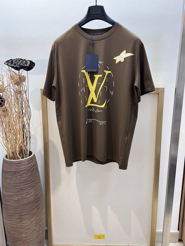 Size 46 48 50 52 男女同款 1V路易家2025Fw早春 重磅纯棉印花水钻半袖T恤。 洗涤方式：建议干洗或包裹洗衣袋反面单独冷水快速机洗自然晾干！
