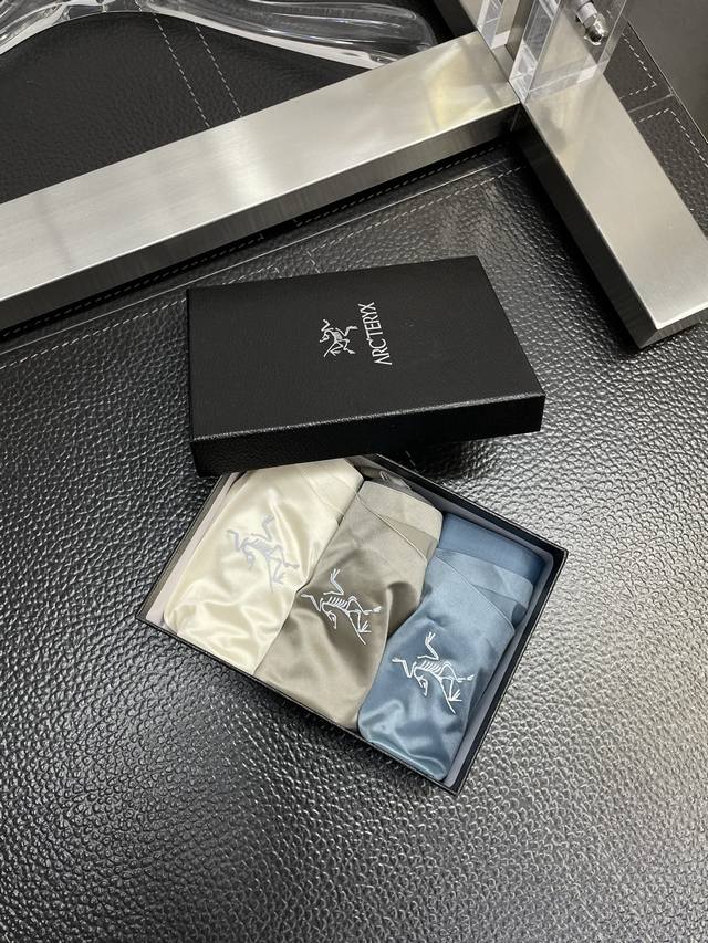 特别推出小贵：Arc’Teryx始祖鸟系列平角内裤~一盒三条 进口120支双面撞色莫代尔无痕桑蚕丝工艺，外贸正品订单，贴身之物不能迁就，内裤一定要穿的舒服才行~