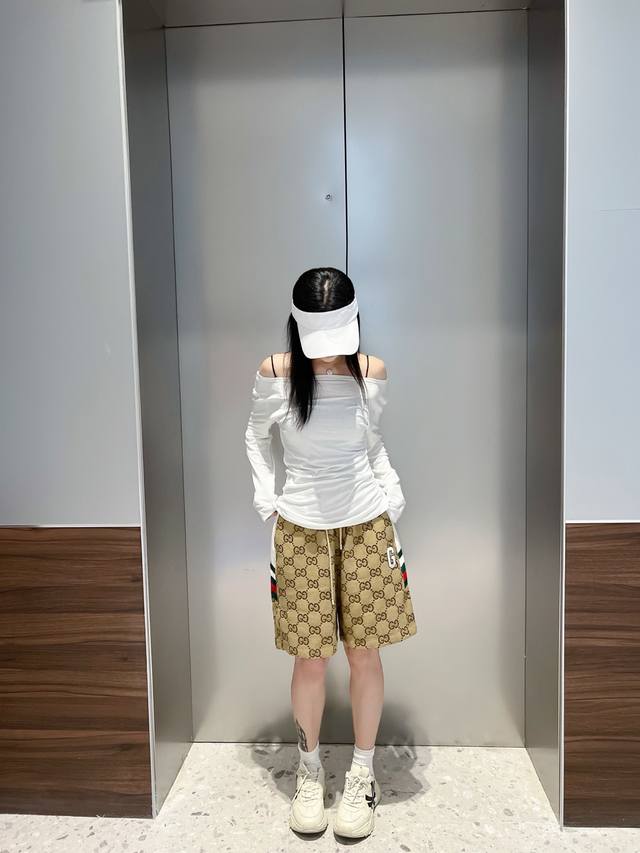 经典双Gg老花拼接休闲短裤 Gu** 双G老花拼接休闲短裤，以品牌标志性元素为核心，重塑休闲穿搭美学。卡其色底纹搭配深棕老花，复古韵味浓郁；黑色款则以暗纹呈现，