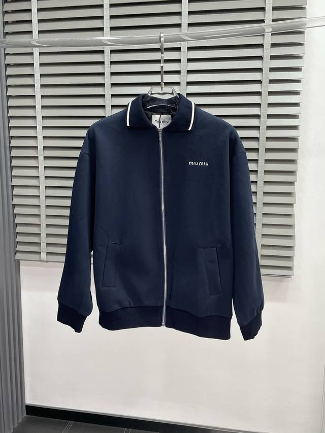 Miumiu谬谬独家专供新品时尚休闲秋冬翻领外套 进口原版科技面料，柔软舒适，上身舒适透气，亲肤不扎人，独特混搭设计风格，无论是单穿还是搭配，都是百搭单品，彰显