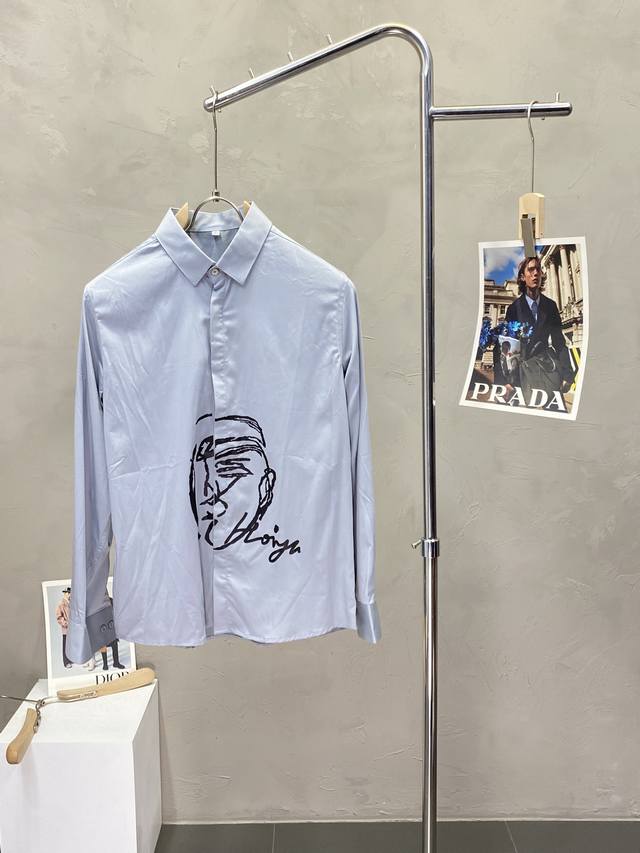 Prada普拉达独家专供新款原单男士休闲长袖衬衫 高端定制 高端版本 时尚百搭爆款进口面料 手感超柔软细腻 穿着亲肤舒适 高端精品 代工厂P精细做工 上身非常赞