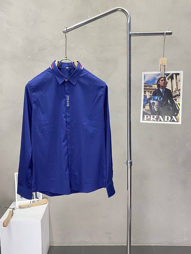 Prada普拉达独家专供新款男士休闲长袖衬衫 高端定制 高端版本 时尚百搭爆款进口面料 手感超柔软细腻 穿着亲肤舒适 高端精品 代工厂P精细做工 上身非常赞 男