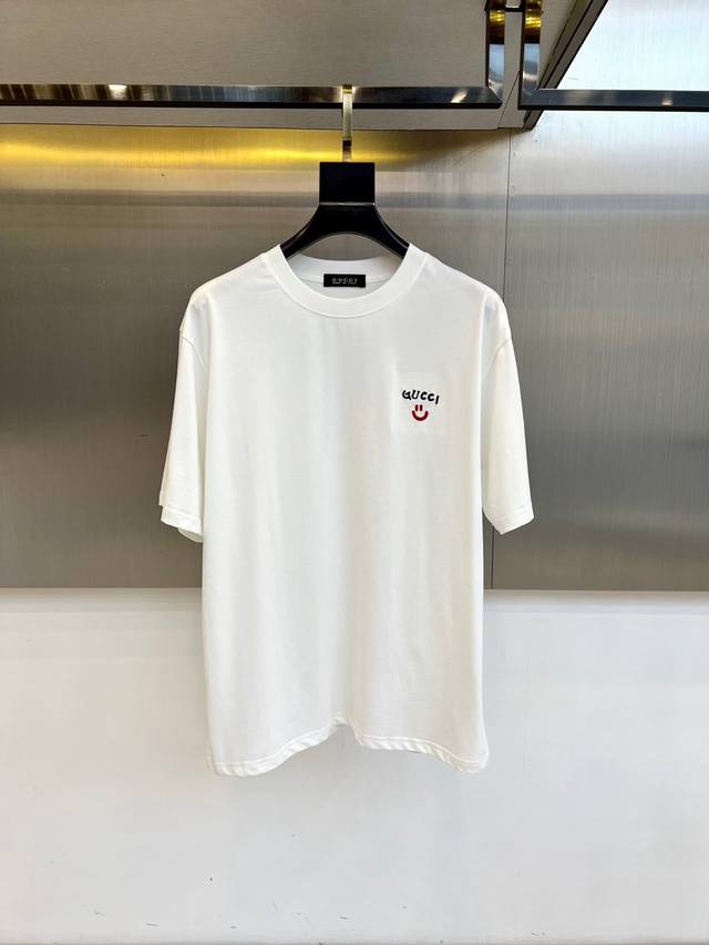 Gucci、2025夏季男士圆领时尚立体字母休闲欧棉短袖T恤，甄选客供进口95%纯棉材质添加5%天丝混纺制成，领口高密罗纹拼接，同缸定染保证无色差，整件T恤面料