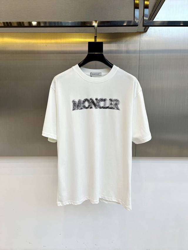 蒙口、2025夏季男士圆领时尚立体字母休闲欧棉短袖T恤，甄选客供进口95%纯棉材质添加5%天丝混纺制成，领口高密罗纹拼接，同缸定染保证无色差，整件T恤面料舒适亲